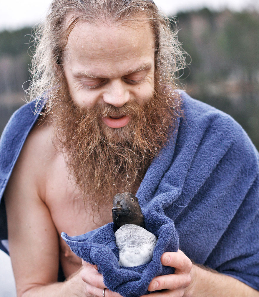 Norwegian Guy Plunges Into Frozen Lake To Rescue Drowning Duck